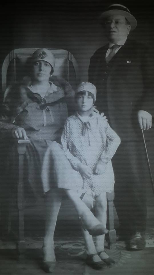 Marisa Bay at the age of six with her mother